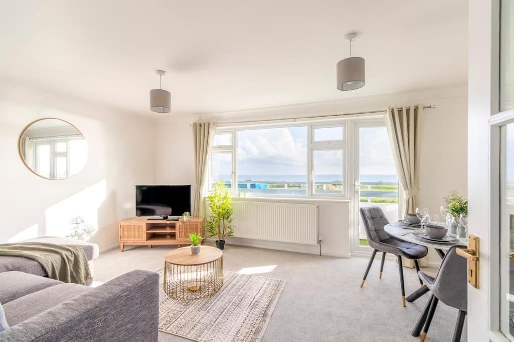 Trendy Sea View 2 Bedroom Sleeps 6 - Free Parking Борнмут Екстер'єр фото