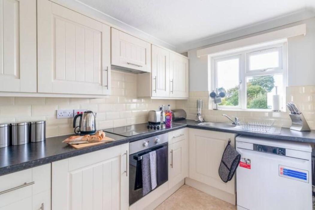 Trendy Sea View 2 Bedroom Sleeps 6 - Free Parking Борнмут Екстер'єр фото