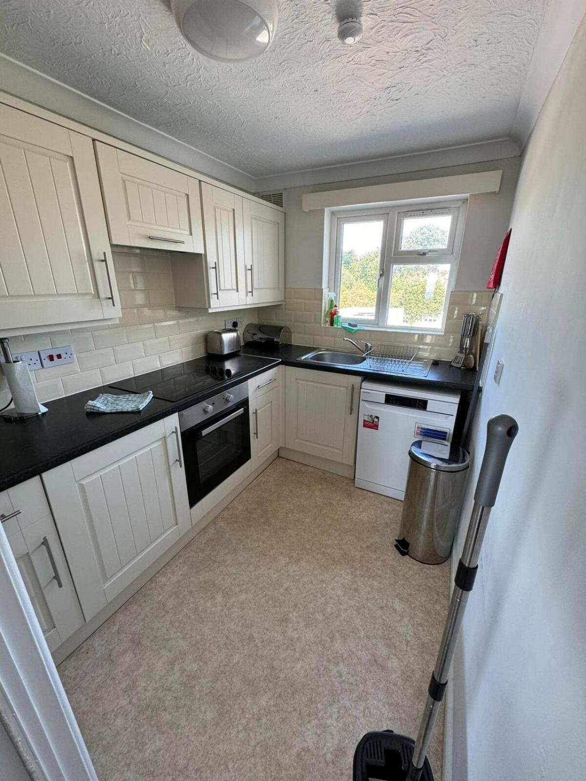 Trendy Sea View 2 Bedroom Sleeps 6 - Free Parking Борнмут Екстер'єр фото